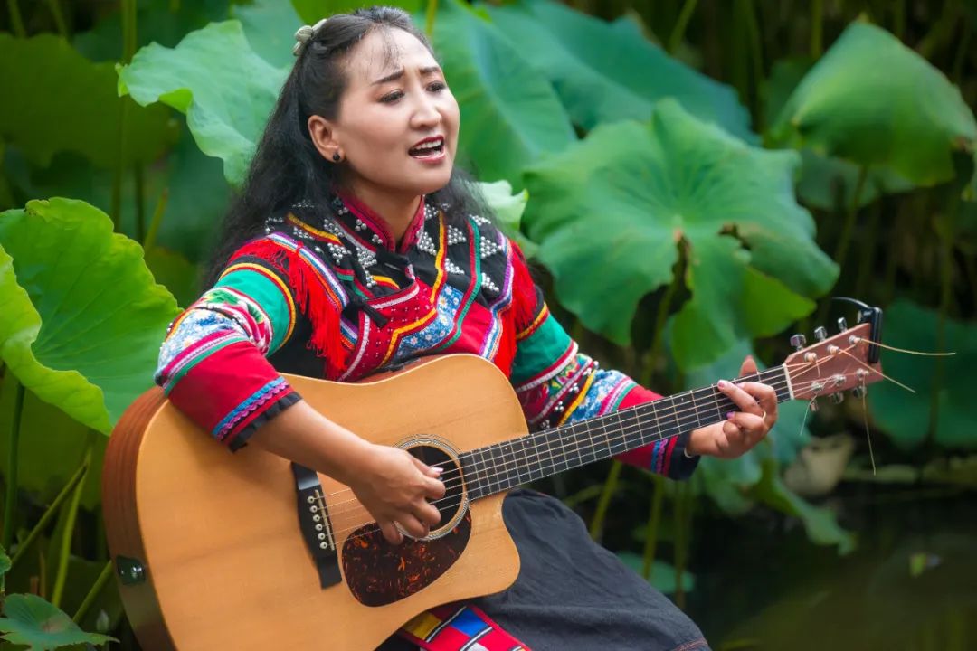 新農(nóng)領(lǐng)頭人李娜倮:帶領(lǐng)102戶村民采用了“公司+農(nóng)戶”的發(fā)展模式,大力發(fā)展鄉(xiāng)村旅游,為老達(dá)保村開(kāi)辟了一條脫貧致富的新道路(圖1) 微信圖片_20250519074904.jpg